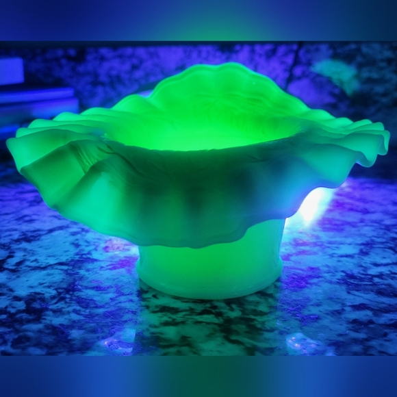 Antique Fenton Blackberry Spray - Picture 4 of 15